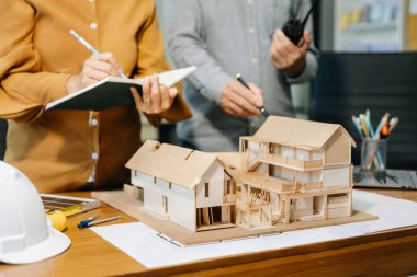 Nesneli kağıt ve bulanık mühendisli tabletli mühendislik masası inşaat projeleri hakkında danışmanlık yapmak için çok çalışıyor