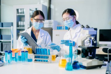 Bilimadamı ekip buluşması ve yazım analizi laboratuvar çalışmasında sonuç verir ve bilimsel örnekleri analiz eder.