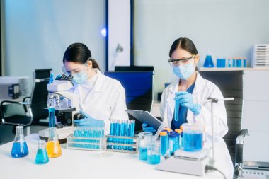 Bilimadamı ekip buluşması ve yazım analizi laboratuvar çalışmasında sonuç verir ve bilimsel örnekleri analiz eder.