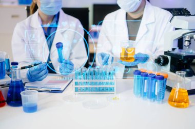 Coronavirus COVID-19 aşısını laboratuvar çalışmasında tutan ve Coronavirus antikor bilimsel örneğini analiz eden sağlık uzmanı.