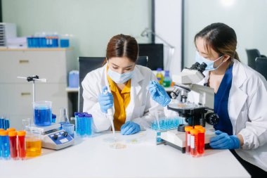 Bilim adamları, deney tüpleri ve mikroskop son teknoloji araştırmalar. Bilim ve teknoloji projeleri için mükemmel.