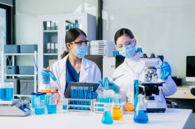 Bilimadamı ekip buluşması ve yazım analizi laboratuvar çalışmasında sonuç verir ve bilimsel örnekleri analiz eder.