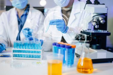 Coronavirus COVID-19 aşısını laboratuvar çalışmasında tutan ve Coronavirus antikor bilimsel örneğini analiz eden sağlık uzmanı.