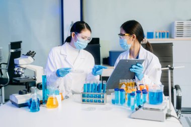 Bilimadamı ekip buluşması ve yazım analizi laboratuvar çalışmasında sonuç verir ve bilimsel örnekleri analiz eder.