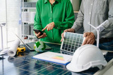 Mühendisler güneş ve rüzgar enerjisi, sürdürülebilirlik, yenilik ve temiz teknolojik çözümler üzerinde işbirliği yaparlar. Takım çalışması, yeşil güç ve gelecek vizyonu..