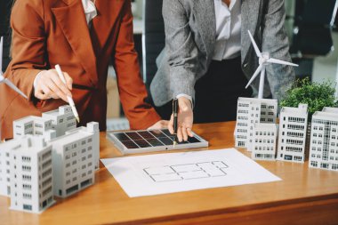 Mimarlar, tasarımcılar ve geliştiricilerin modern ofis toplantısı, inşa modelleri ve dijital araçlar kullanarak yenilikçi, sürdürülebilir konut projeleri yaratıyor.