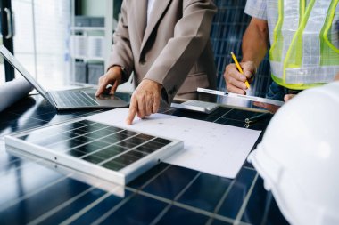 Mühendisler güneş ve rüzgar enerjisi, sürdürülebilirlik, yenilik ve temiz teknolojik çözümler üzerinde işbirliği yaparlar. Takım çalışması, yeşil güç ve gelecek vizyonu..