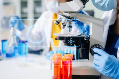 Coronavirus COVID-19 aşısını laboratuvar çalışmasında tutan ve Coronavirus antikor bilimsel örneğini analiz eden sağlık uzmanı.