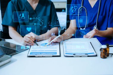 Tıbbi teknoloji, doktor tanı koymak için yapay zeka robotları kullanacak ve ileriki zamanlarda hastaların doğruluk oranlarını arttıracak. Doktor El tabletle, bilgisayar ekibiyle hastayı iyileştirmek için tıbbi araştırmalar yapıyor.