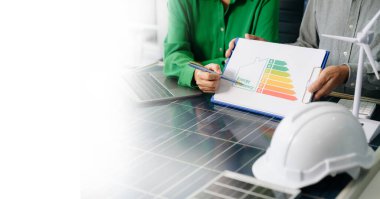 Mühendisler güneş ve rüzgar enerjisi, sürdürülebilirlik, yenilik ve temiz teknolojik çözümler üzerinde işbirliği yaparlar. Takım çalışması, yeşil güç ve gelecek vizyonu..