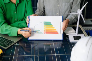 Mühendisler güneş ve rüzgar enerjisi, sürdürülebilirlik, yenilik ve temiz teknolojik çözümler üzerinde işbirliği yaparlar. Takım çalışması, yeşil güç ve gelecek vizyonu..