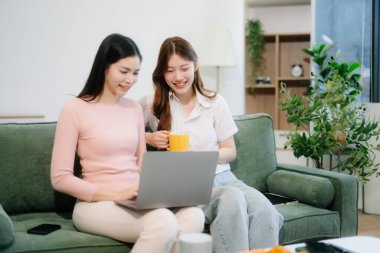 İki kadın sıcak bir oturma odasında uzaktan çalışmaktan zevk alıyor. Kahve içip sohbet ederken dizüstü bilgisayar kullanıyorlar. Serbest, modern yaşam tarzının mükemmel bir karışımı.