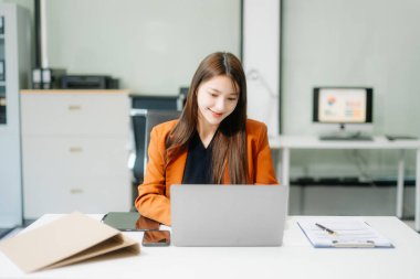 Ofiste matematik finansmanı, vergi, rapor, muhasebe, istatistik ve analitik araştırma konsepti için tablet ve dizüstü bilgisayar kullanan iş kadını