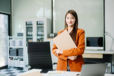 Ofiste matematik finansmanı, vergi, rapor, muhasebe, istatistik ve analitik araştırma konsepti için tablet ve dizüstü bilgisayar kullanan iş kadını