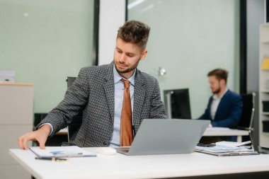 Ofis masasında mali analiz üzerinde çalışan kendine güvenen bir iş adamı. İş, muhasebe ve profesyonel iş yeri kavramları için mükemmel.                   