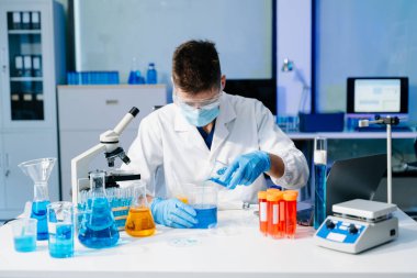 Bilim adamları, deney tüpleri ve mikroskoplar son teknoloji araştırmalar. Bilim ve teknoloji projeleri için mükemmel. Canlı laboratuvar görüntülerini araştır