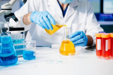 Bilim adamı ileri düzey araştırmalarda mikroskop kullanıyor. Bilim ve teknoloji projeleri için mükemmel. Canlı laboratuvar görüntülerini araştır