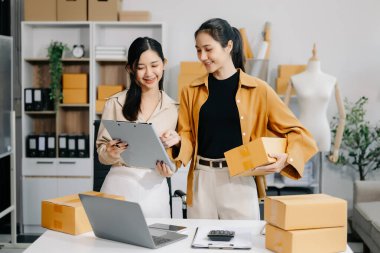 Küçük işletmeler kurmak KOBİ sahipleri çevrimiçi siparişleri kontrol etmek, ürünleri satmak, kutularla çalışmak, merkez büroda serbest çalışmak