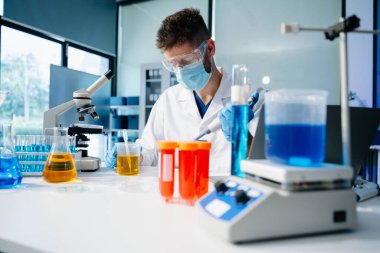 Tıp laboratuarında araştırma yapan genç bir bilim adamı.