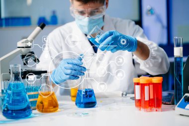 Tıp laboratuarında araştırma yapan genç bir bilim adamı.