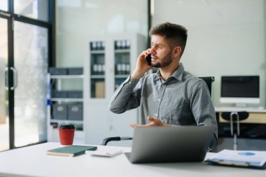 İş adamı yöneticisi dizüstü bilgisayara bakıyor internetten webinar eğitimi alıyor ya da ofiste pazar araştırması yapan sanal toplantı videosu konferansı yapıyor..