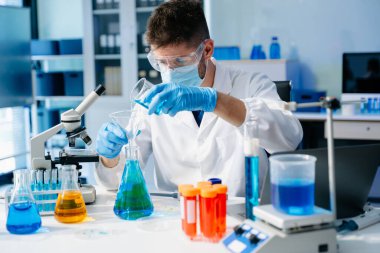 Tıp laboratuarında araştırma yapan genç bir bilim adamı.