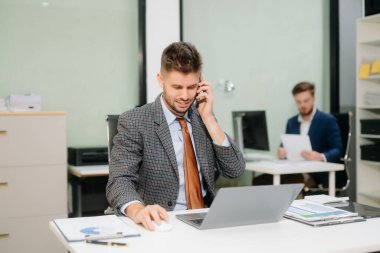 Ofis masasında mali analiz üzerinde çalışan kendine güvenen bir iş adamı. İş, muhasebe ve profesyonel iş yeri kavramları için mükemmel.                   