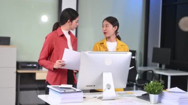 Ofiste iki Asyalı iş kadını var.