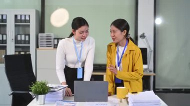 Ofiste iki Asyalı iş kadını var.