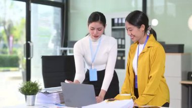 Ofiste iki Asyalı iş kadını var.