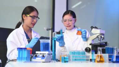 Genç Asyalı bilim adamları bir tıp laboratuarında araştırma yapıyor.