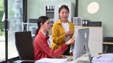 Ofiste iki Asyalı iş kadını var.