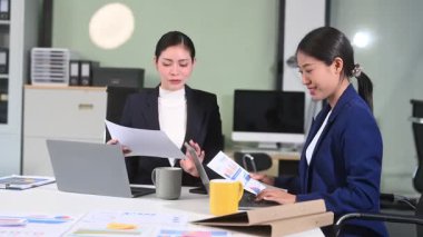 Ofiste iki Asyalı iş kadını var.