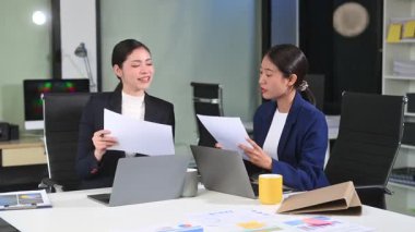 Ofiste iki Asyalı iş kadını var.