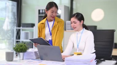 Ofiste iki Asyalı iş kadını var.