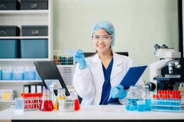 Modern tıbbi araştırma laboratuvarı. Kadın bilim adamı mikro pipetlerle çalışıyor biyokimyasal örnekleri analiz ediyor, tıp için ileri bilim kimya laboratuvarı. 