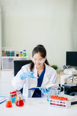 Bilim adamı ileri düzey araştırmalarda mikroskop kullanıyor. Bilim ve teknoloji projeleri için mükemmel. Canlı laboratuvar görüntülerini araştır