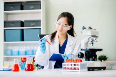 Bilim adamı ileri düzey araştırmalarda mikroskop kullanıyor. Bilim ve teknoloji projeleri için mükemmel. Canlı laboratuvar görüntülerini araştır