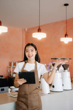 Başlangıçta kafede tabletle çalışan başarılı küçük işletme sahibi kadın.