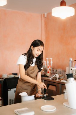 Başlangıçta başarılı olan küçük işletme sahibi kadın kafe 'de çalışıyordu..