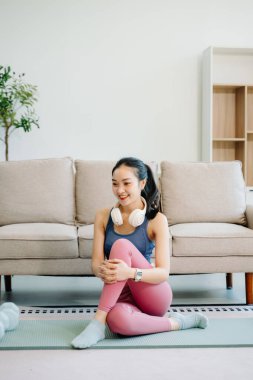 Asyalı Kadın Yoga Yapıyor ve Evde Oturma Odasında Eğitim, Tablette Online Ders İzliyor