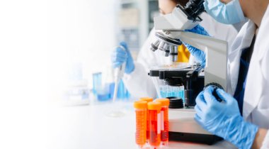 Bilim adamları, deney tüpleri ve mikroskoplar son teknoloji araştırmalar. Bilim ve teknoloji projeleri için mükemmel. Canlı laboratuvar görüntülerini araştır 