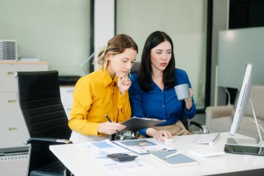 Modern ofiste konuşan ve birlikte çalışan iki iş adamı.