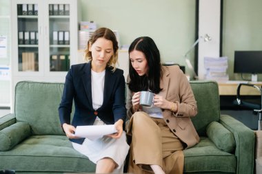 Profesyonel bir ofiste birlikte çalışan iki iş kadını.. 