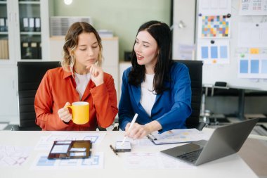 İki kadın tasarımcı, ağ ve mobil için dinamik UX, UI tasarımları, kablolama, prototip, takım çalışması ve yaratıcı düzenler keşfediyor..