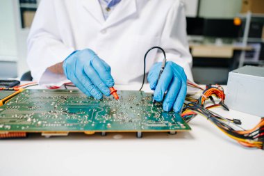 Teknisyen laboratuardaki ana kartı fotokopi aletiyle onarıyor. bilgisayar donanımı, cep telefonu, elektronik, onarım, yükseltme kavramı 