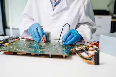 Teknisyen laboratuardaki ana kartı fotokopi aletiyle onarıyor. bilgisayar donanımı, cep telefonu, elektronik, onarım, yükseltme kavramı 