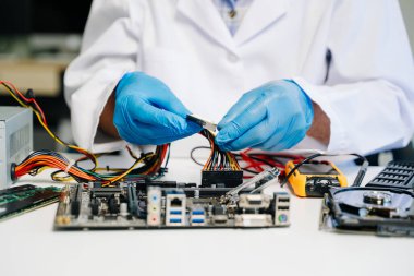Teknisyen laboratuardaki ana kartı fotokopi aletiyle onarıyor. bilgisayar donanımı, cep telefonu, elektronik, onarım, yükseltme kavramı 