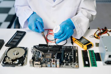 Teknisyen laboratuardaki ana kartı fotokopi aletiyle onarıyor. bilgisayar donanımı, cep telefonu, elektronik, onarım, yükseltme kavramı 
