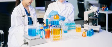 Bir tıp laboratuarında araştırma yapan genç Asyalı bilim kadınlarının orta kesimi 